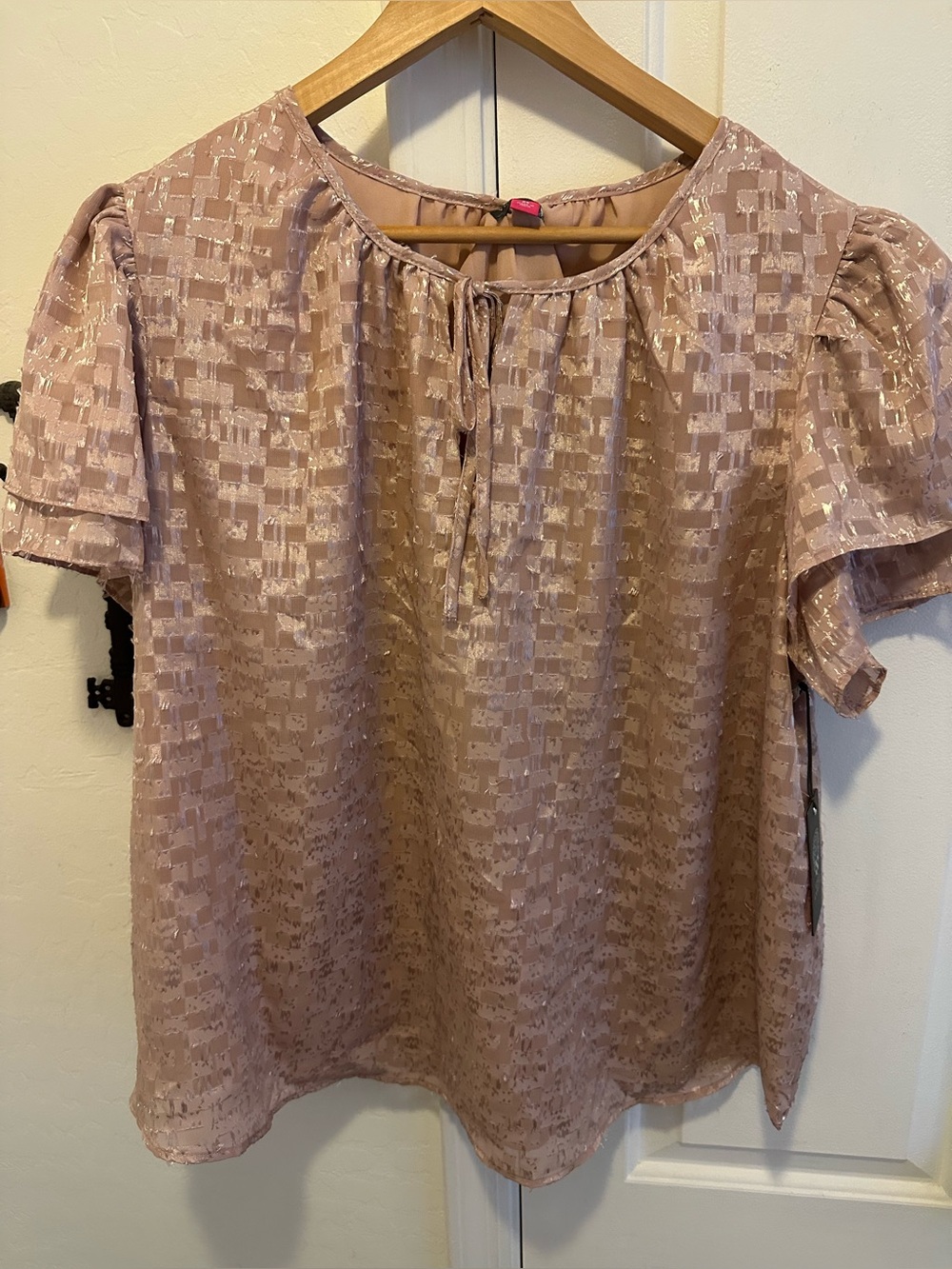 Woman’s plus size 2X beige/pink shimmery textured blouse by Vince Camuto NWT
